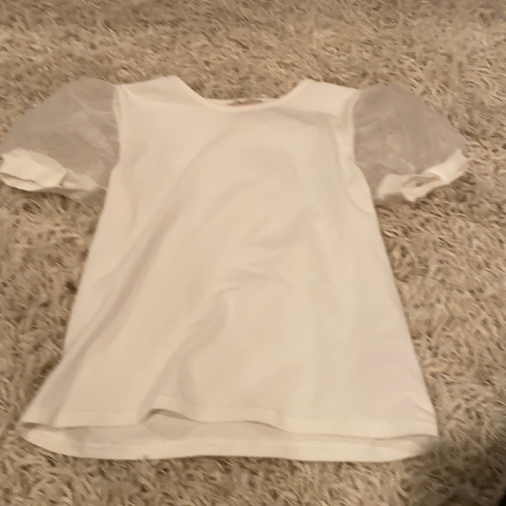 Puffy sleeve white top!